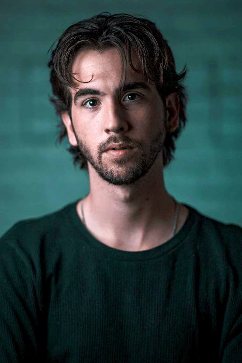 Прически серферов со средним пробором