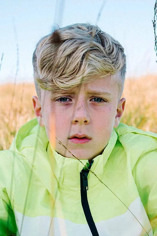 Волнистый верх с боковым пробором и короткими сторонами