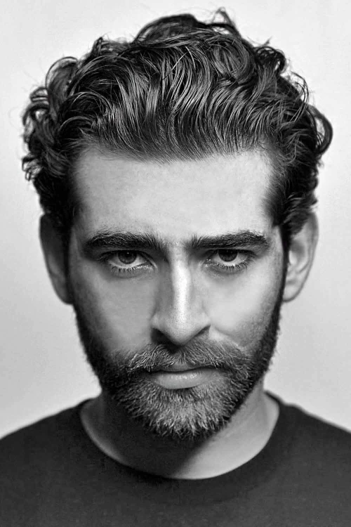 Зачесанные назад волнистые волосы