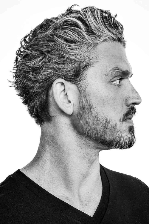 Зачесанные назад волнистые волосы