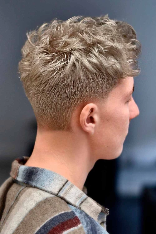 Волнистые волосы с низким конусным фейдом