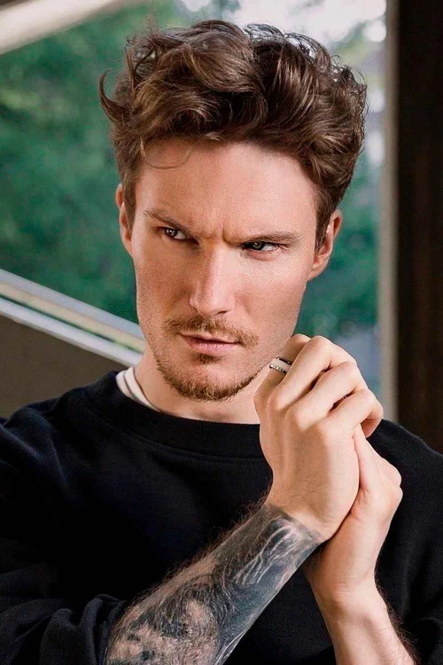 Мужская коническая волнистая прическа зачесанная назад