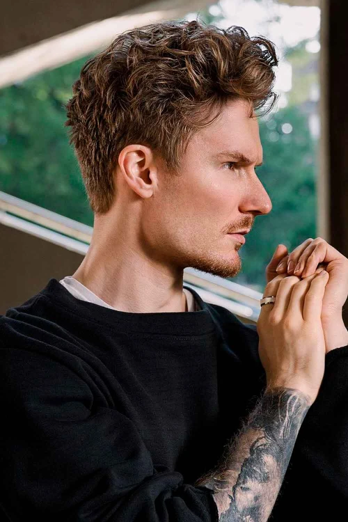 Мужская коническая волнистая прическа зачесанная назад