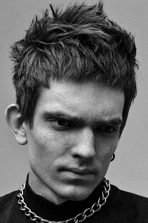 Мужские короткие стрижки с зачесанными вперед острыми концами