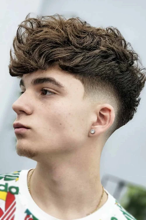 Асимметричная пышная стрижка с низким конусным фейдом